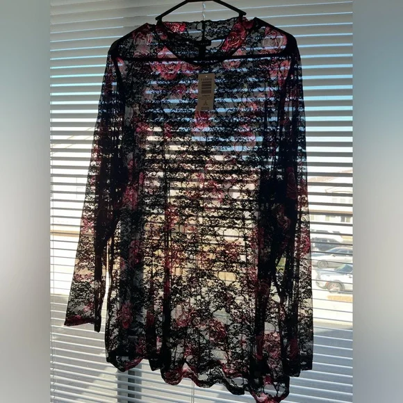 Torrid NWT long sleeve black w/roses long sleeve shirt. 3X - Picture 6 of 6